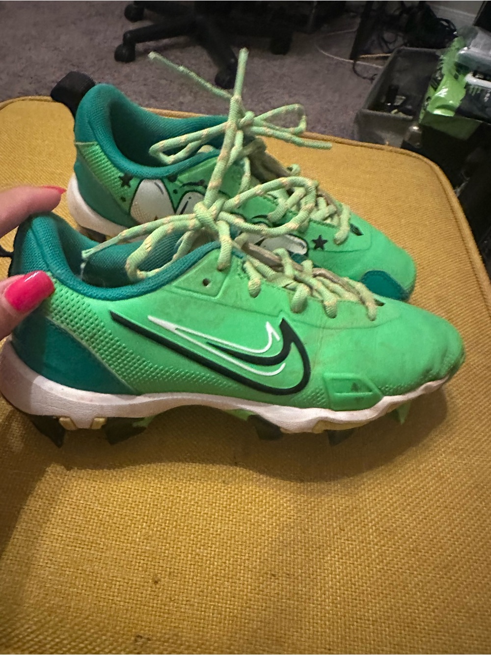 Nike Kids Green Soccer Cleats with White Swoosh boys baseball sz 3Y Trout